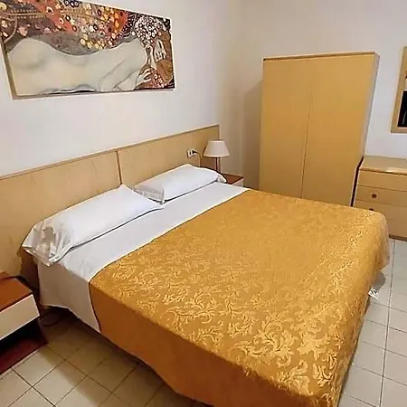 Amelia Hotel 2*